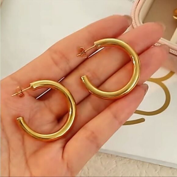 #20 Classic Gold Hoops - Picture 7 of 9